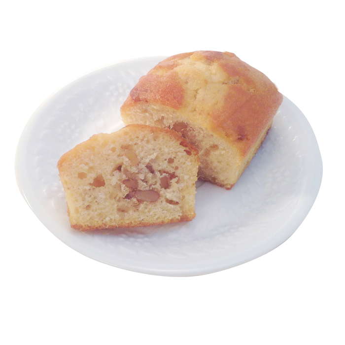 「オリジナル クルミケーキ」。くるみをたっぷり練り込みしっとりと焼き上げたパウンドケーキ。香ばしいくるみが贅沢に入っています。お楽しみバッグ限定品。