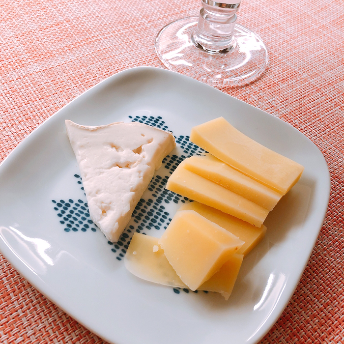 左はとても珍しい、熟成タイプの水牛チーズ。ふつうはモッツァレラなどフレッシュでしか味わえない水牛チーズですが、本場のイタリアでは熟成したものもあるそうです。濃厚だけど淡白、不思議な風味でした。