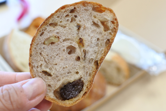 くるみとレーズンのカンパーニュ。バターやオリーブオイルをつけて食べるととても幸せな味