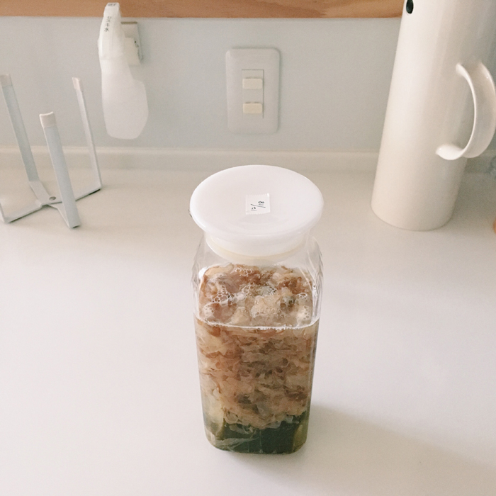この日は昆布と鰹節。干し椎茸を入れる日もあります。