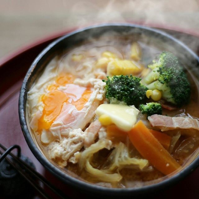 落とし卵の味噌汁。バタートッピングでコクうまです。材料は、ベーコン、白菜、人参、ブロッコリー、トウモロコシ