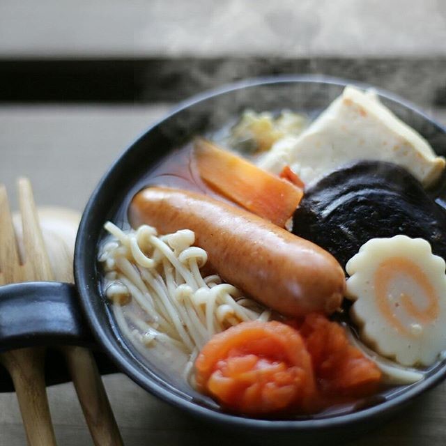 和風トマト鍋。茅乃舎だしと塩で味つけ、仕上げにごま油を回しかけただけのシンプルなもの。材料はシャウエッセン、三之助の湯豆腐くん、なると、白菜、原木椎茸、エノキ、トマト