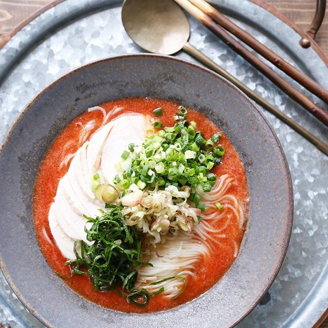 夏にはトマト麺つゆそうめん(揖保乃糸)。鶏ハム、小ねぎと青じそとみょうがをたっぷりトッピング。さっぱり、でも栄養もしっかりの夏バテ知らずのワンプレートそうめん