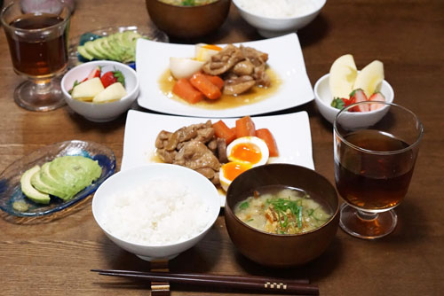 この日は、鶏肉の甘酢煮とアボカドのお刺身、キャベツとごぼう天のお味噌汁、にごはん。デザートにりんごといちごをきりました。