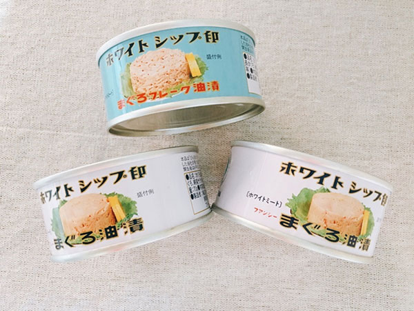 水色のパッケージが「フレーク」、白色が「ファンシー」。いずれも綿実油で作られており、他にはオリーブオイルに漬けられたものもあります。