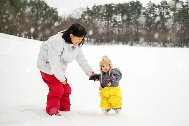 子どもは雪が大好きです(イメージ写真=iStock.com/JGalione)