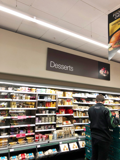 イギリスのスーパーマーケットの要冷蔵デザートコーナー。それ以外にも、常温で販売されているデザートや冷凍で販売されているデザートなどもありますから、本当にすごい数のデザートが販売されているということに……