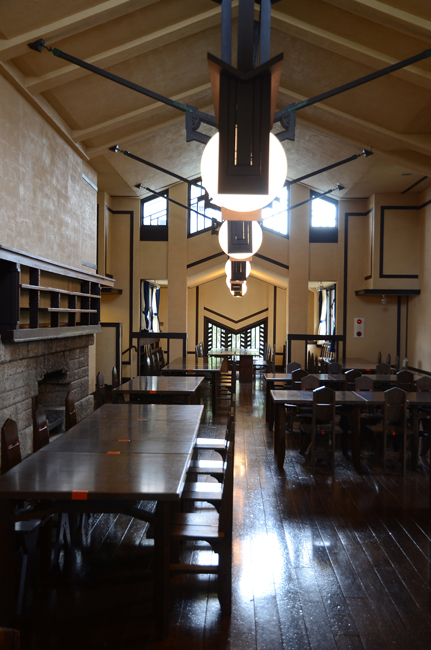 自由学園明日館食堂 1921年 フランク・ロイド・ライト+遠藤新 写真提供:自由学園明日館
