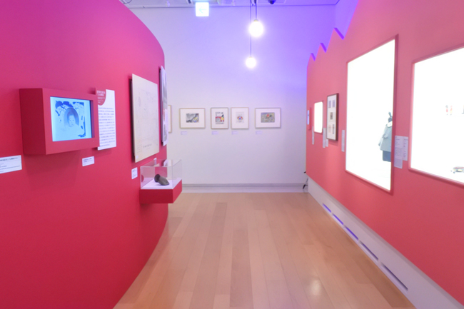 展示は、写真や図面、模型が中心