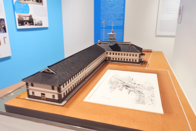 旧開智学校の模型(1:100)の展示も