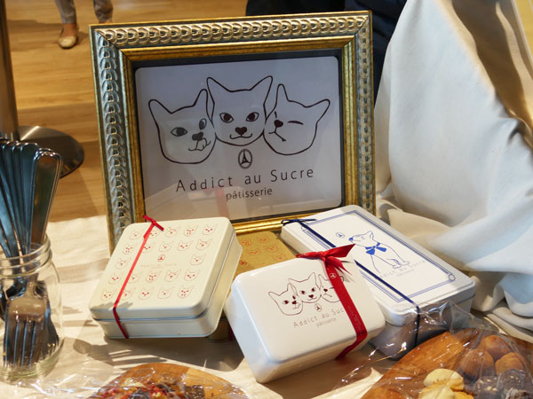 アディクト・オ・シュクルの通称ネコ缶。オーナーさんの愛猫が描かれているそうです。