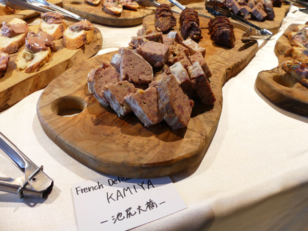 フレンチデリカッセンカミヤからは、定番商品のセットが。こちらはテリーヌ。