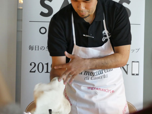 パーティーでは、坂本さんがピザを作りを実演してくださいました。