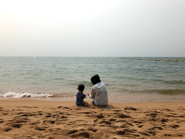 海辺の妻と娘