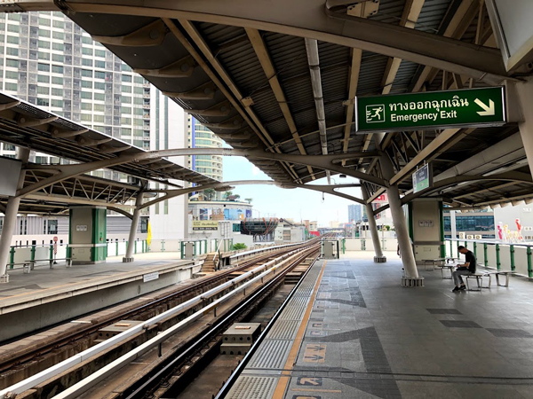 プラカノーンというスカイトレインの駅。カードを買って乗るだけなので便利でした