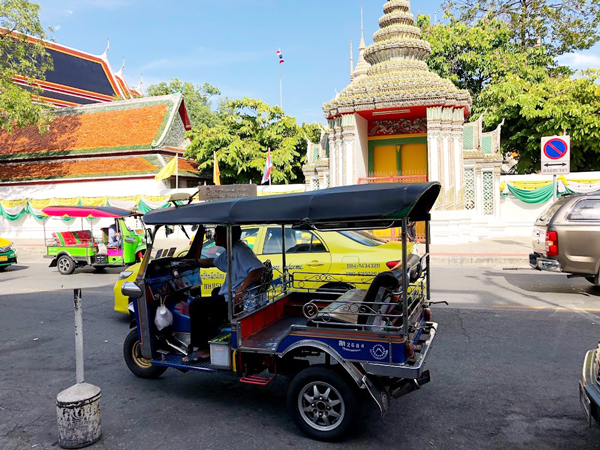 タイといえばトゥクトゥク。観光客とみればボッタクリ料金をふっかけてくるのはご愛嬌
