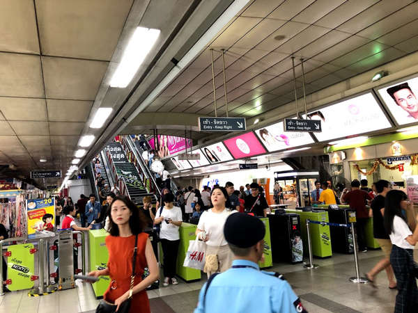 バンコクの中心サイアム駅の改札。東京と変わりません