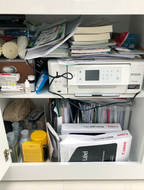 テーブルの上にあった書類やら、読みかけの本やらが一気にプリンターや他の空スペースに避難!押し込まれております