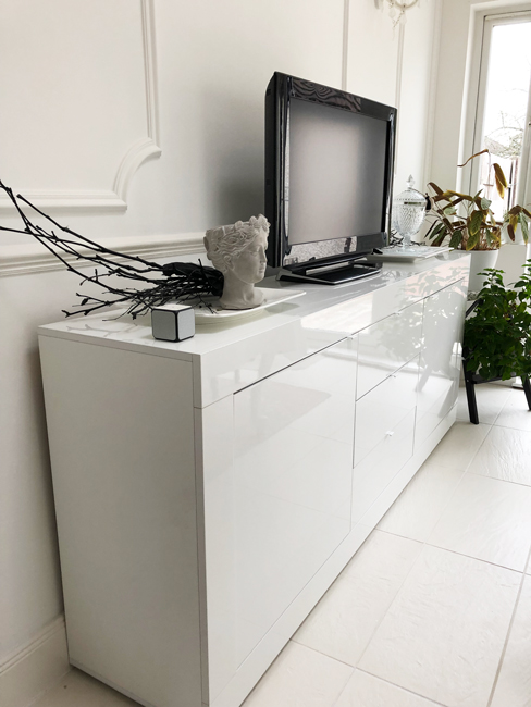 テレビを置くのはテレビ台でないといけないという固定概念は捨てましょう。収納第一!の発想で家具を選ぶ