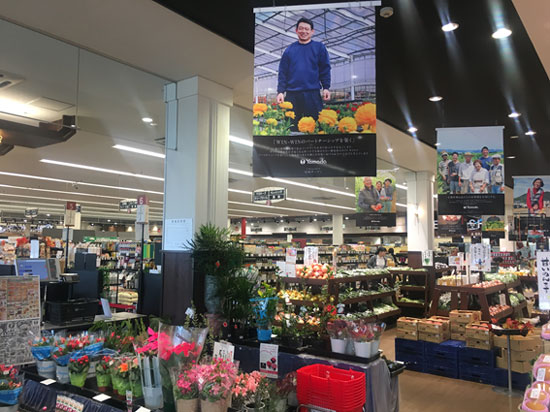 マルシェのような店内。生産者の顔が見えるポスターなどもたくさん。