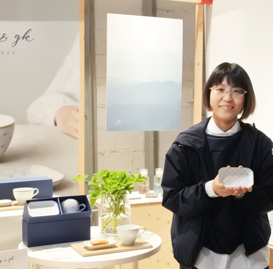 有田焼の「渓山窯 工房」代表の篠原 祐美子さん