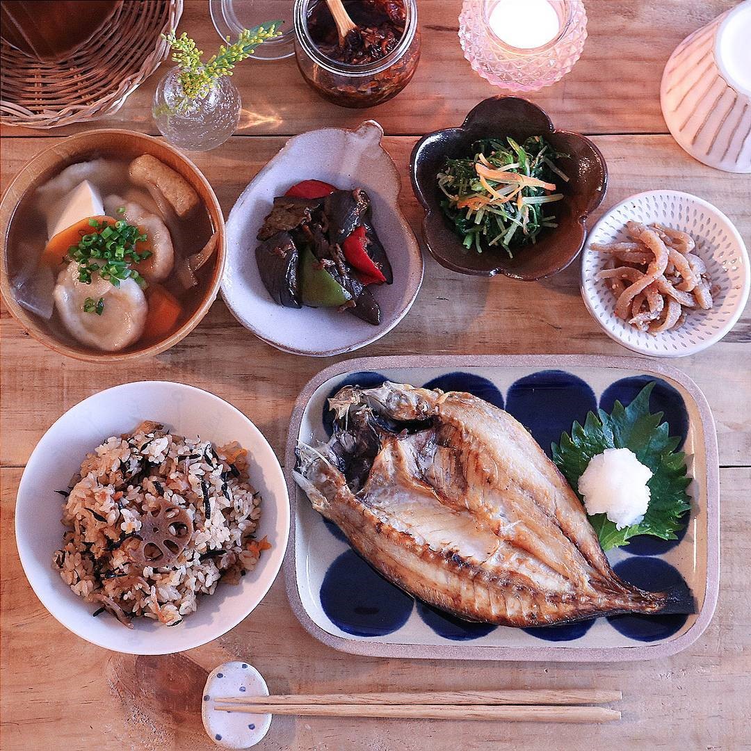週2日は魚料理を。この日は、アジの開き/ひじきの炊き込みごはん/茄子とピーマンの中華炒め/水菜のナムル/こんにゃくきんぴら/だんご汁