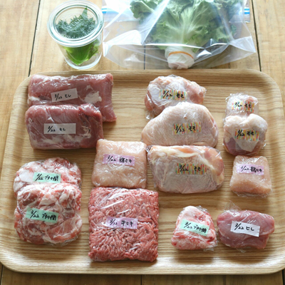 お弁当用に、小分けして冷凍しています。また、大葉は少量の水を入れた瓶に立てて保存。レタスは濡らしたふきんを巻いて保存しています