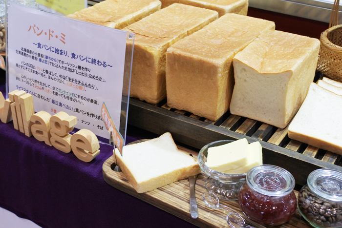 北海道産小麦「夢ちから」でポーリッシュ種を作り、北海道産小麦「春よ恋」で仕込んだしっとりなめらかな生地。毎日食べたい食パンを目指した「パン・ド・ミ」