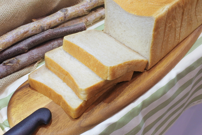 三種類の野性味あふれる全粒粉を3日間冷蔵熟成して旨味を引き出し、日本の国菌である麹の酵母でしっとりやさしく焼き上げた「大地の旨味食パン」