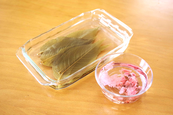 塩漬けの桜の葉や花は水に浸し、塩抜きをして使います