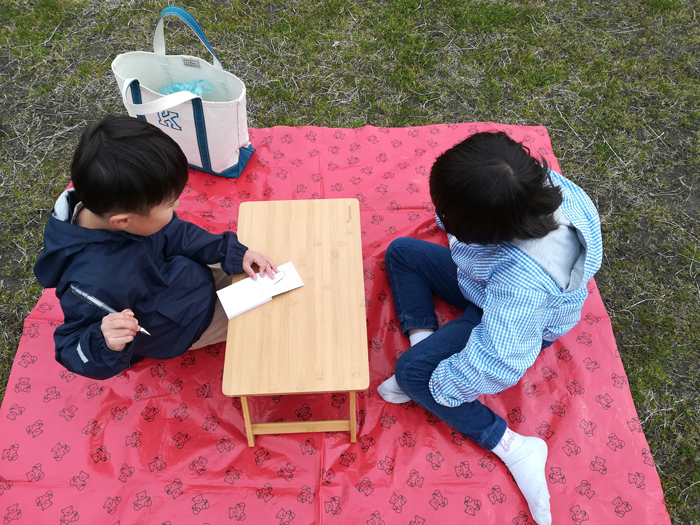 机があると野外では便利なんです
