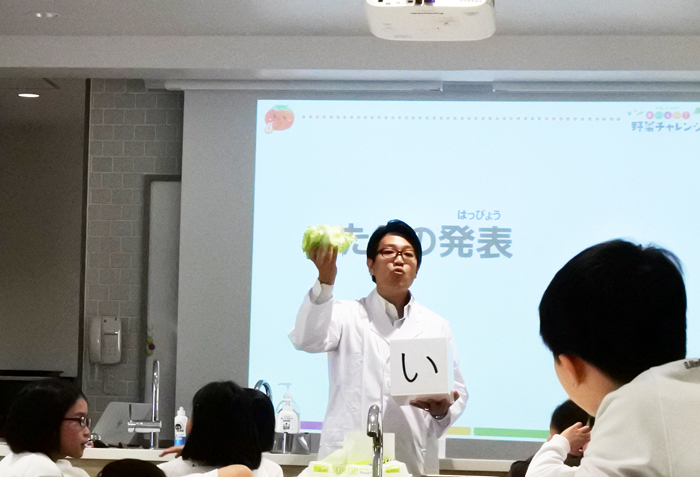 「レタスも春が旬の野菜なんだよ」とカゴメ株式会社の「やさい先生」こと重友さん