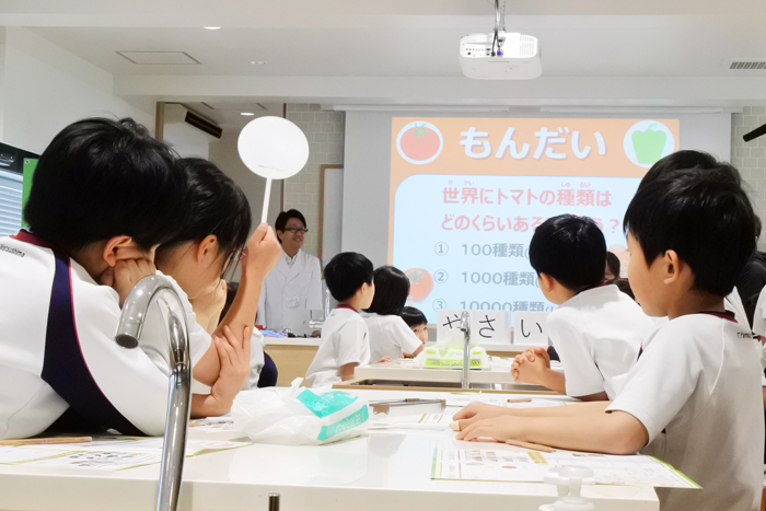 「世界にトマトの種類はいくつあるでしょう?」……「正解は1万種類以上!」