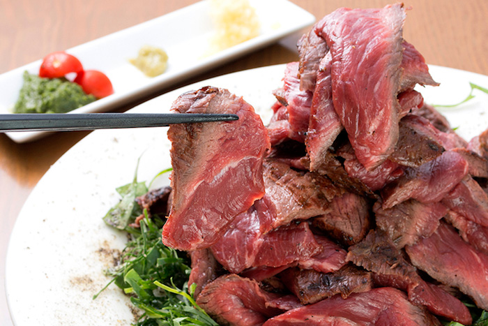 迫力満点の「肉のヒマラヤ」が看板メニューの「焚火家」