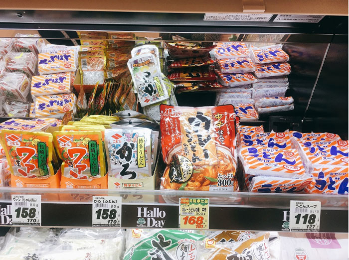 中央の「かろ」は、博多うどんの名店の味を再現できるスープ!