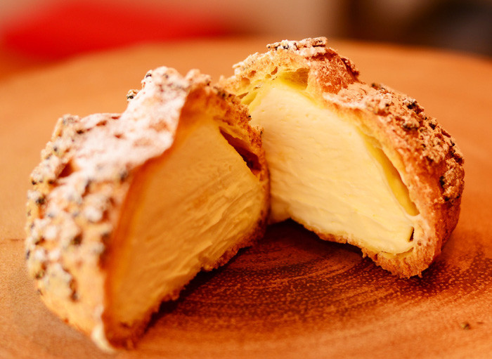 PÂTISSERIE LAIT DE CHÈVRE(パティスリー レ・ド・シェーブル)「イボンヌのシュークリーム」¥300(税抜)2層に焼いたサックサクのシュー生地に、グラスフェッドのヤギミルクで作ったカスタードクリームがたっぷり詰められています。