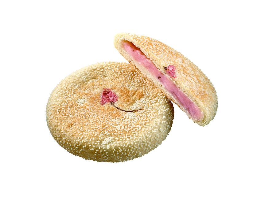 『MAISON ICHI』さくらあんパン 322円/1個【各日限定30個】自家製天然酵母と国産小麦を使用したパンに、ほんのり桜の甘みが香るなめらかな白あんを合わせたもの。