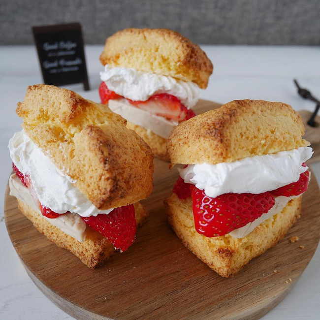 ちなみに今日のおやつはいちごとホイップとチーズを挟んだホットビスケット