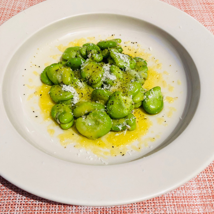 フレッシュなそら豆が手に入ったので、ペコリーノと合わせてイタリア風にしてみました。日本にいながら、イタリアの春を感じます。