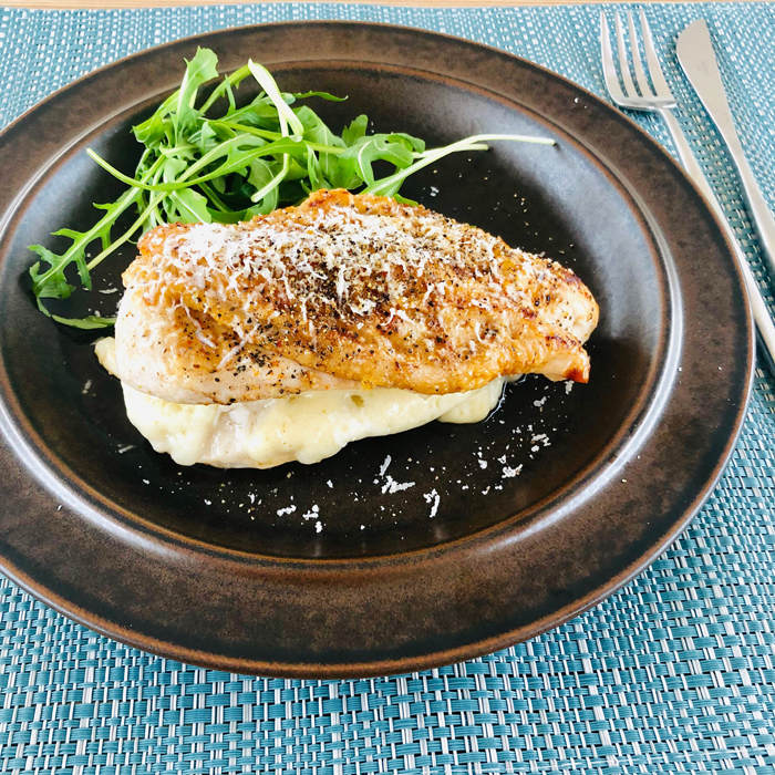胸肉とペコリーノのソテー。チーズの塩分はものによってまちまちなので、塩やスパイスの量はバランスを考えて決めます。有塩バターを使う場合は、それも計算して全体の塩気を調整しましょう。