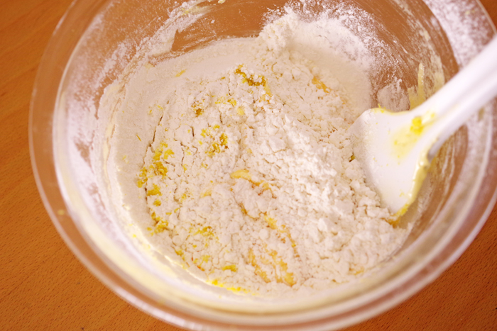 卵までは泡立て器で混ぜ、粉類を入れた後はヘラに持ち替えます