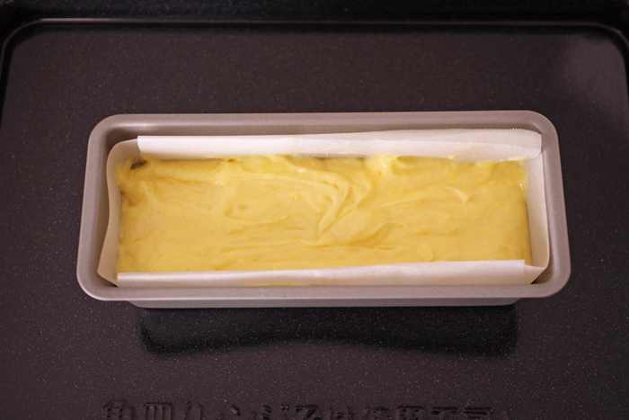型から取り出しやすくするため、敷紙またはバターを塗っておきます