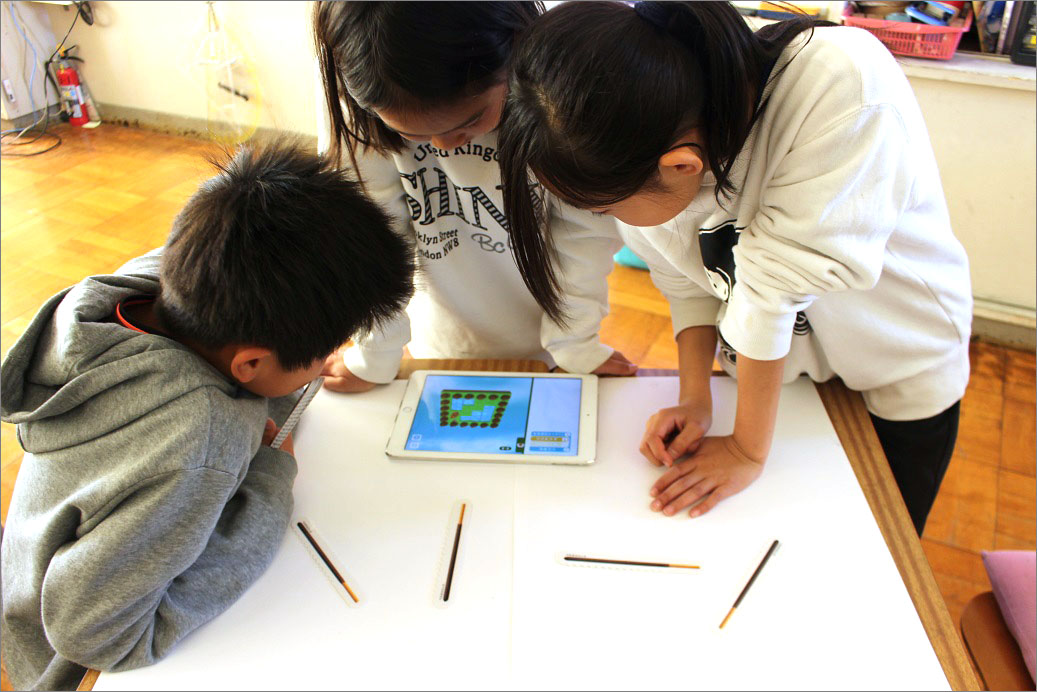 柏市立大津が丘第一小学校でのGLICODEの活用シーン
