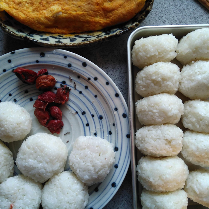 自分達で作ったお米でおにぎりを作り、おにぎりを食べながら、田植え。廻る。廻る。暮らし。