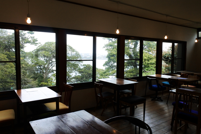 江の島の緑と湘南の海が臨めます