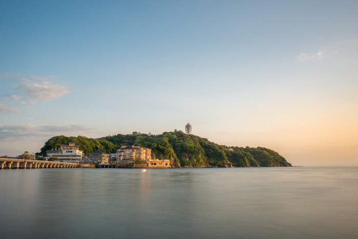 海に囲まれ、緑が豊かな江の島(写真=iStock.com/Jun Zhang)