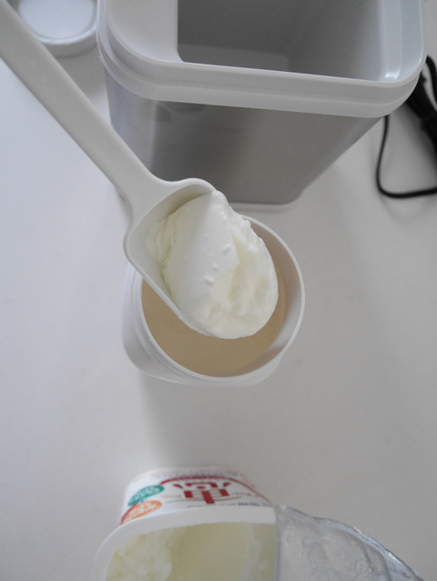 市販のヨーグルトを大さじ2、加えます