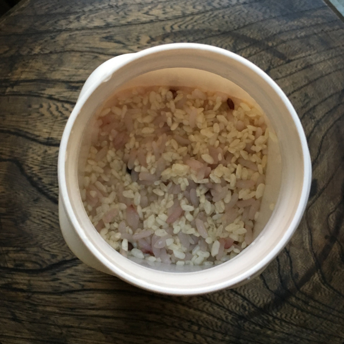 炊いた雑穀ご飯と米麹と水を入れます