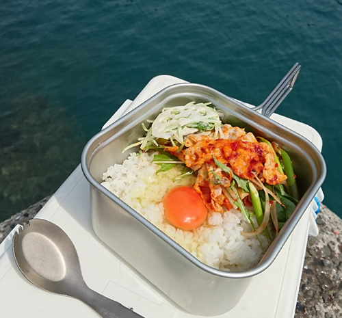外で食べるTKGもおいしいものです。