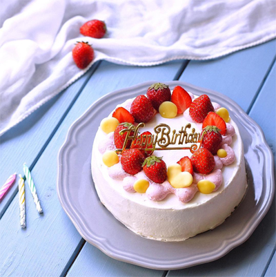 今年の娘のお誕生日には、いちごパウダーで色付けしたピンクのクリームでデコレーション!